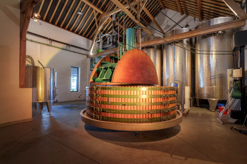 DOMAINE W - INAUGURATION-pressoir traditionnel Coquard.webp